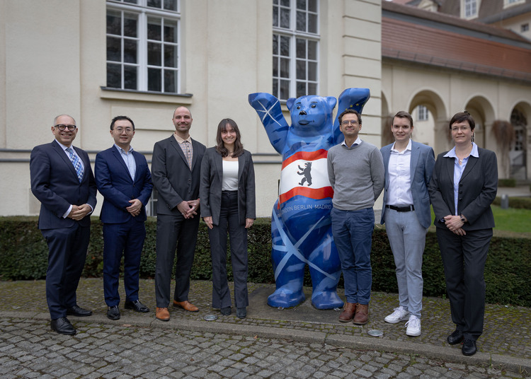 Team of the chair of CHAIR OF INTERNATIONAL MANAGEMENT AND STRATEGIC MANAGEMENT,From left to right: Prof. Dr. Stefan Schmid, Zhengtian Xia, Jan-Philipp Leifeld, Isabella van Hooren, Till Juli, Tobias Romey, and Bianca Voyé