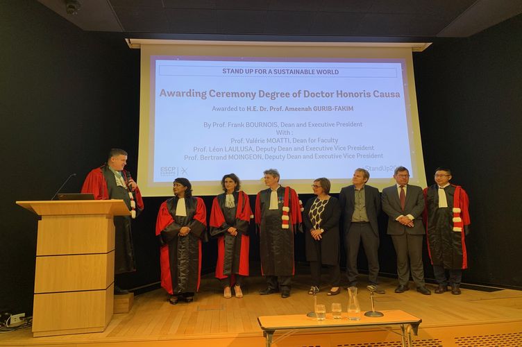 On the stage from left to right : Prof. Frank Bournois, Dr. Ameenah Gurib-Fakim, Prof. Valérie Moatti, Prof. Bertrand Moingeon, Prof. Valentina Carbone, Prof; Aurélien Acquier, Christian Mouillon, prof. Léon Laulusa