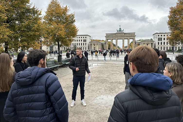 ESCP Students in front of the  Brandenburg Gate