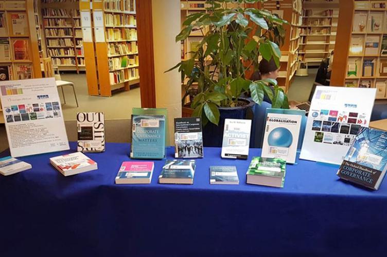 Photo bibliothèque ESCP avec livres recommandés par le Professorship KPMG 