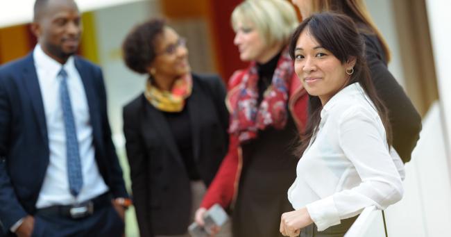 Team smiling and speaking, illustration chair Intercultural Management, ESCP